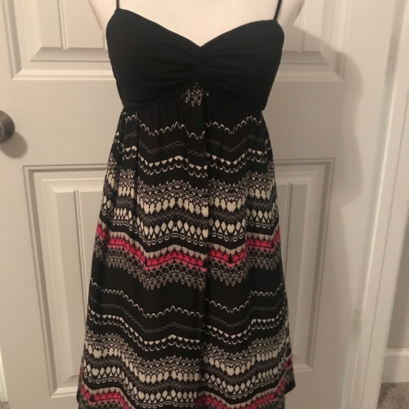 Maggy London Dresses & Skirts - Maggy London Black Sleeveless Drop Waist Dress with Ivory and Pink Design